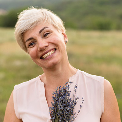 front-view-woman-posing-with-flowers